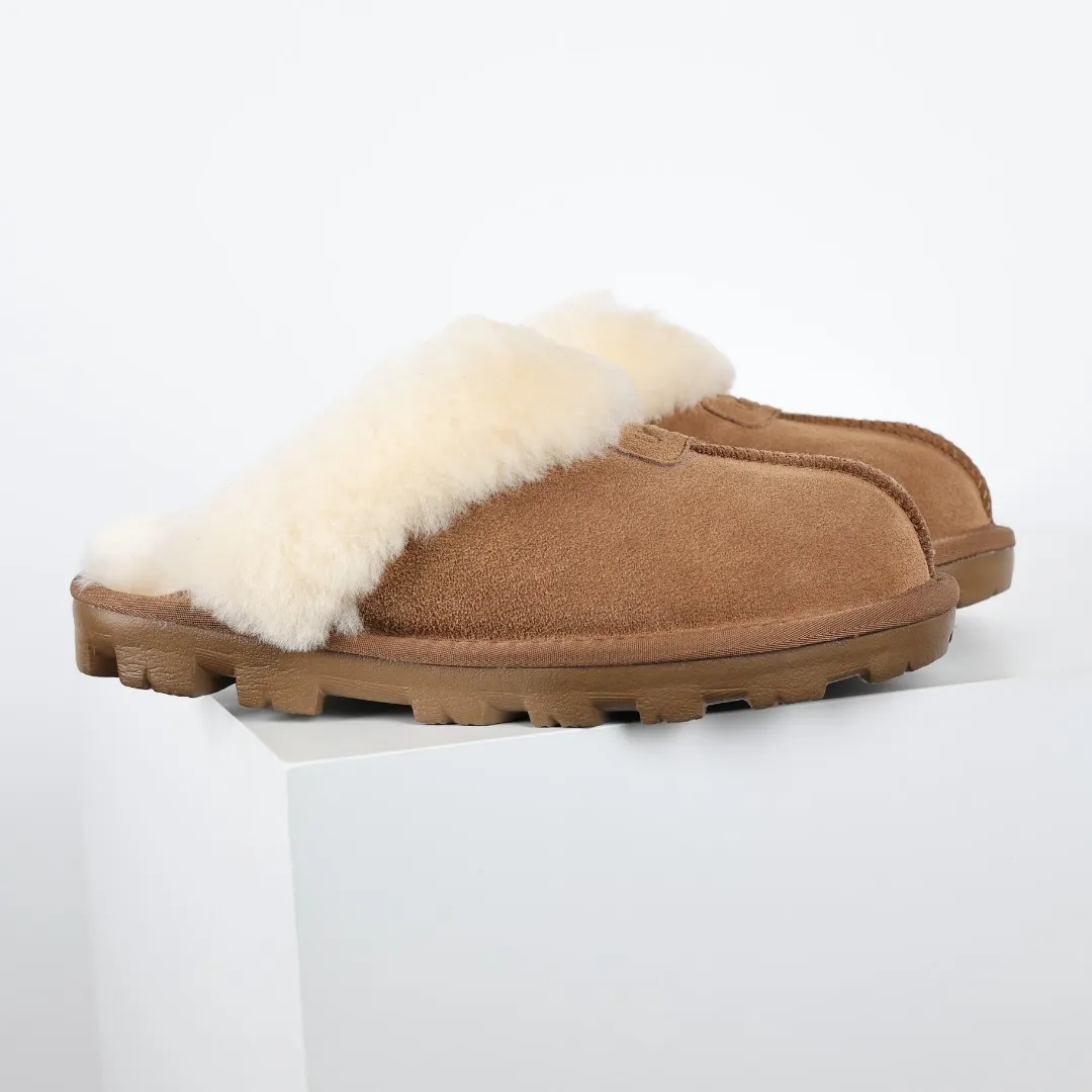 Pick up locally 💰480 The core recommendation is good price UGG Coquette lazy slippers series maroon Xiaohongshu hot model Henan Longfeng leather production Sheep fur integrated top quality in the market 2-3 cm cashmere insole to keep warm in winter and suitable for home use UUG has launched a style series in the new year, which is partially geared towards the preferences of young consumers and has also moved to the forefront of fashion trends. Shoe body material Water-repellent coated suede upper 17mm UGGPURE™ implanted wool insole Lightweight non-slip comfortable rubber outsole With brand LOGO Trademark Comes with full packaging Size: 35 36 37 38 39 40